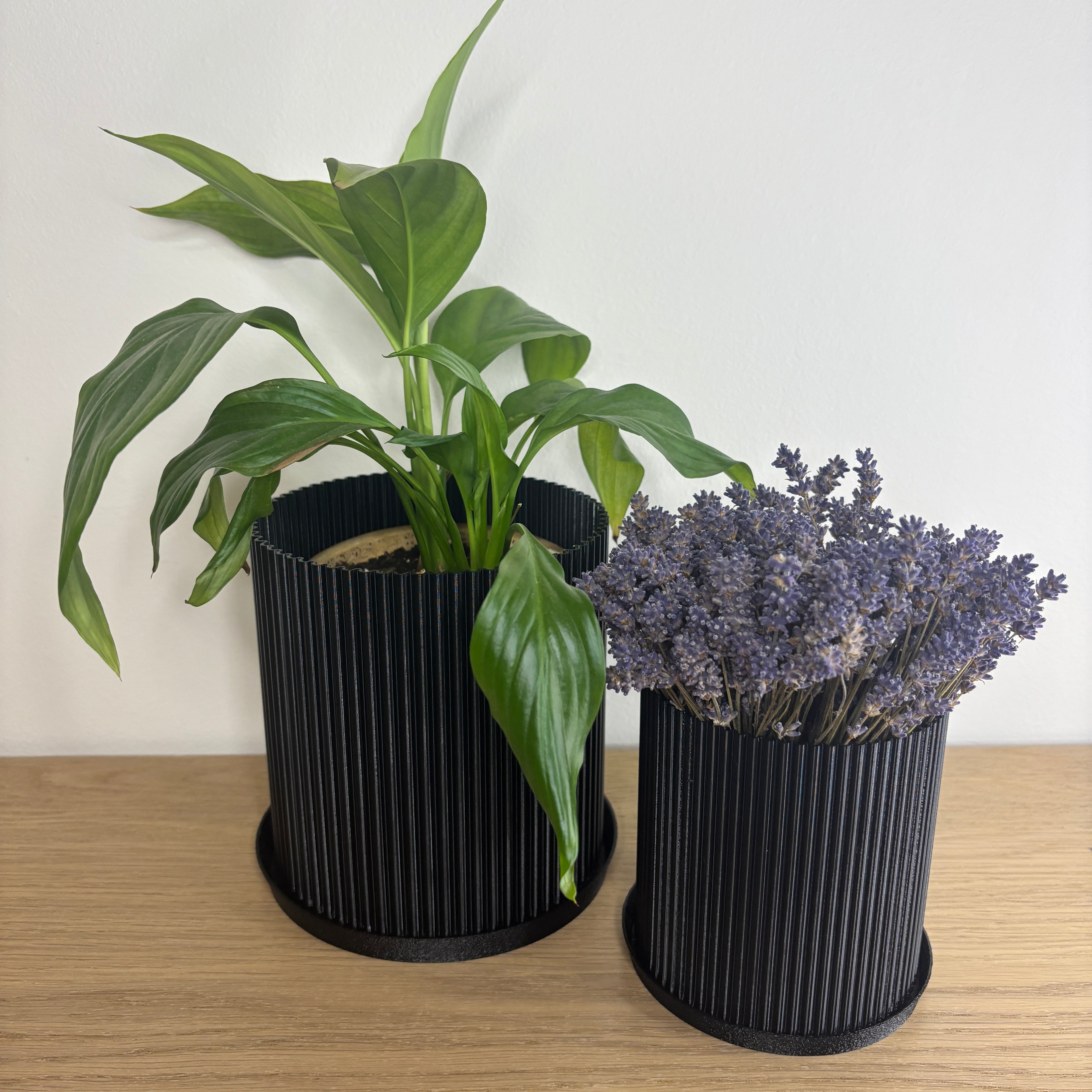 Minimalistický 3D květináč vertikální vzor - detail vrstvené textury PETG materiálu