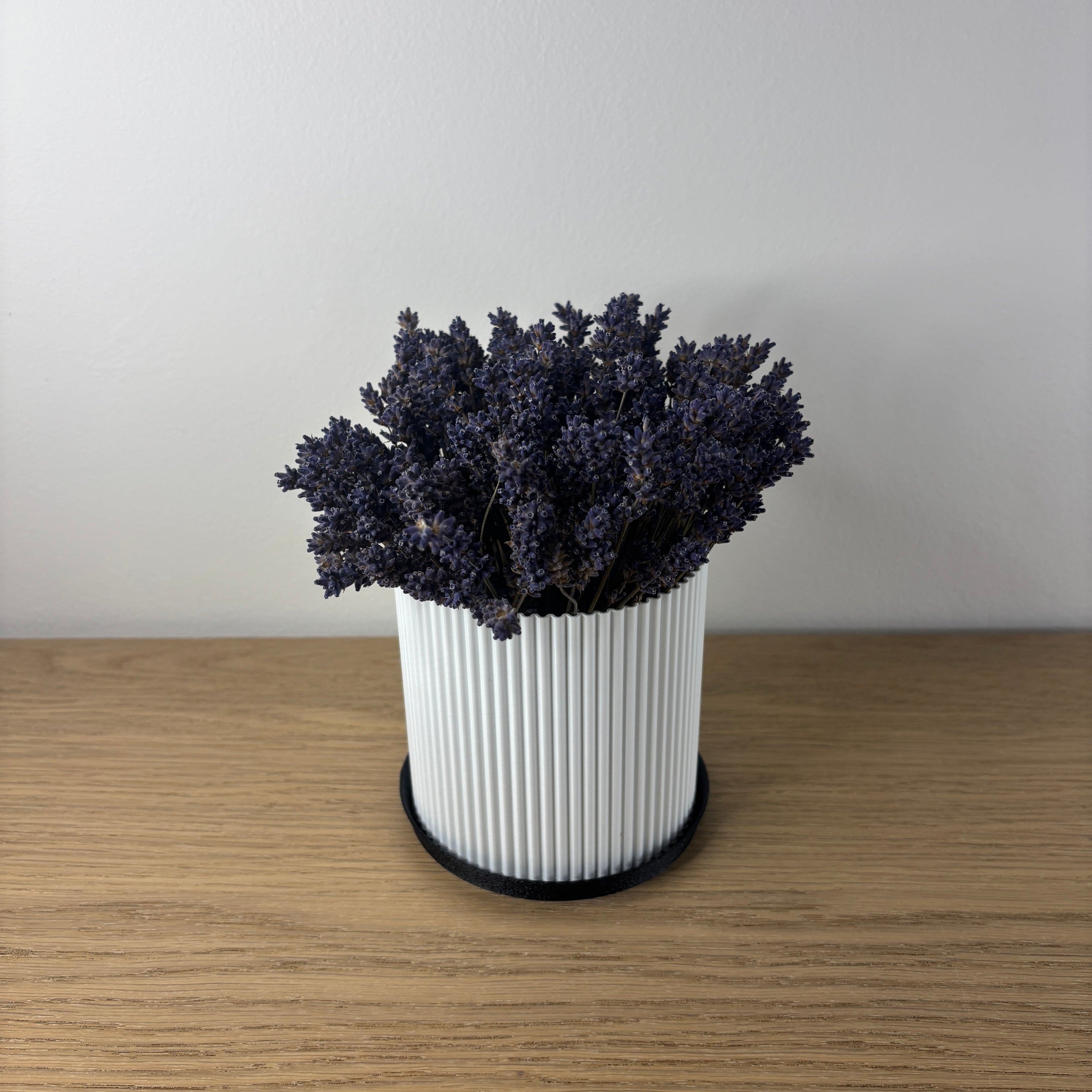 Moderní květináč s vertikálním vzorem - použití v minimalistickém interiéru