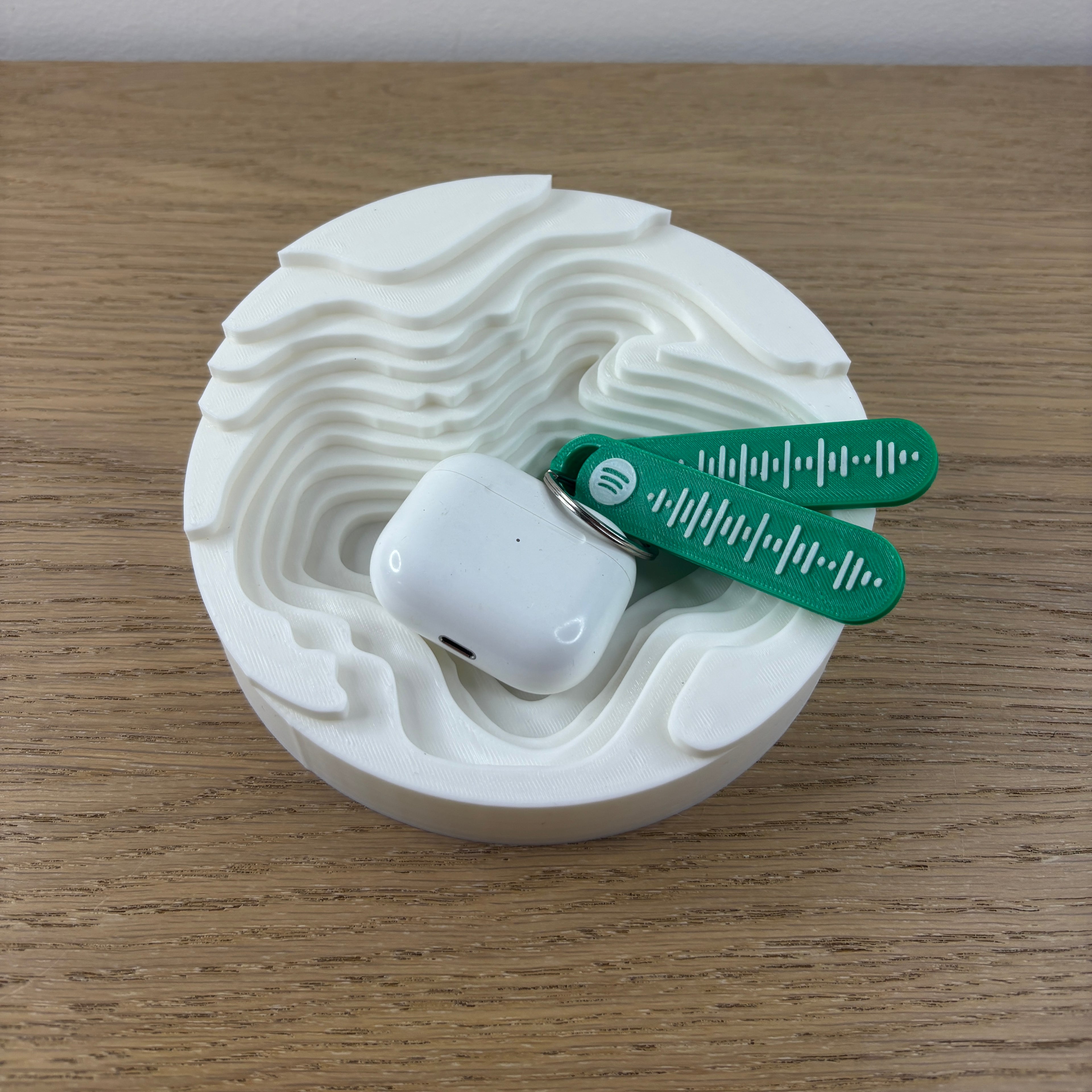 Minimalistická miska na klíče s imitací terénu - bílá