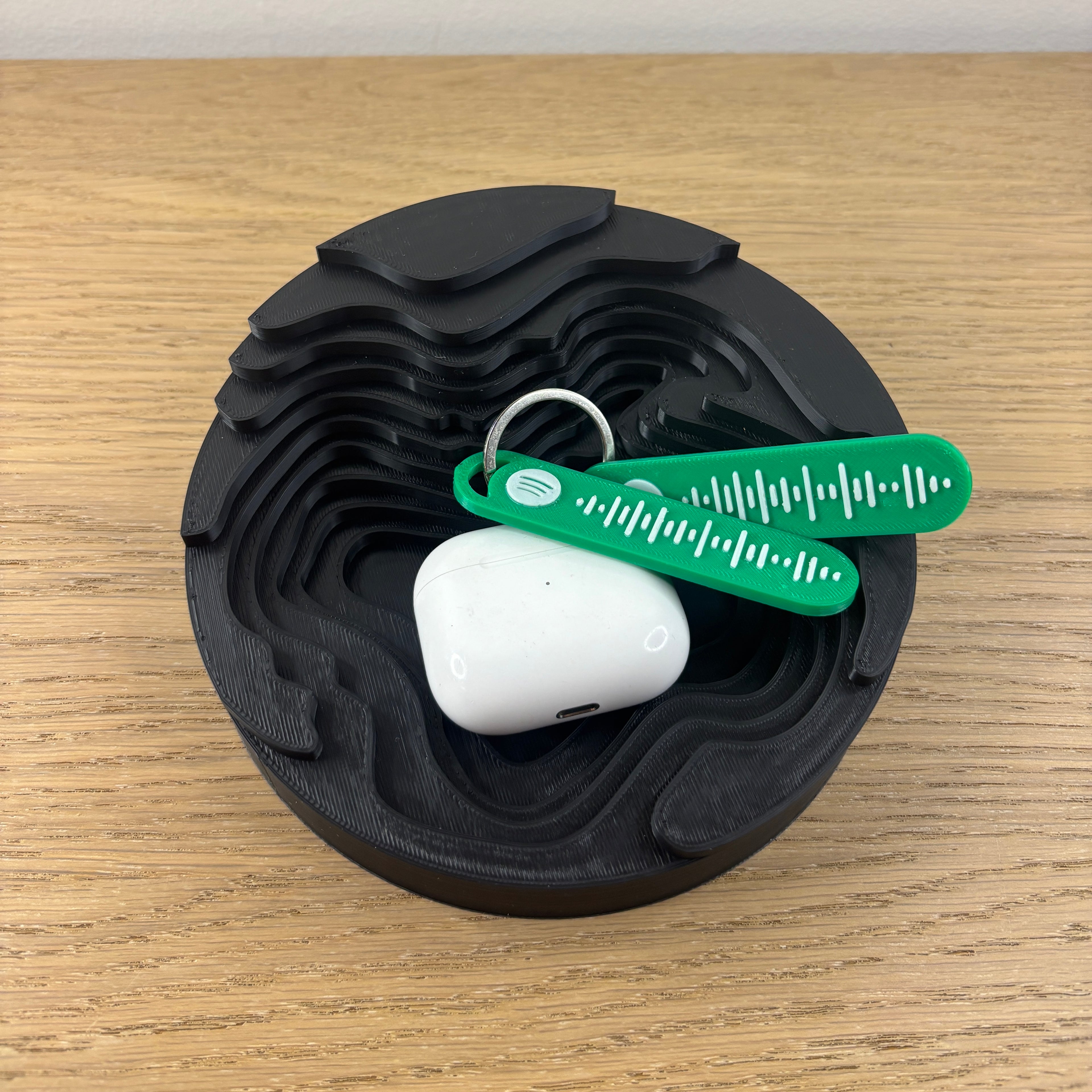 Minimalistická miska na klíče s imitací terénu - černá